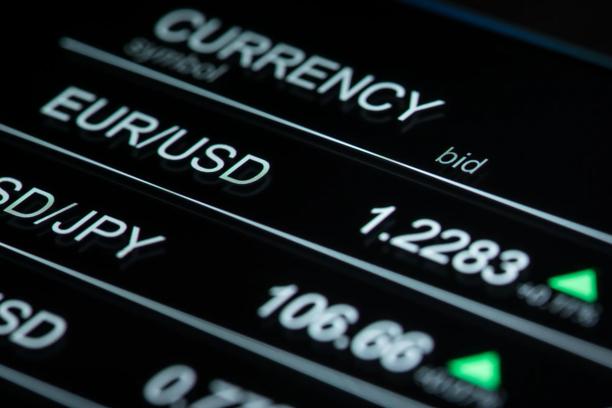 FOREX.com live forex trading screen showing EUR/USD and USD/JPY currency pair exchange rates with market movement indicator